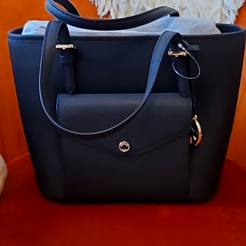 NWOT Micheal Kors bag. Never used.
